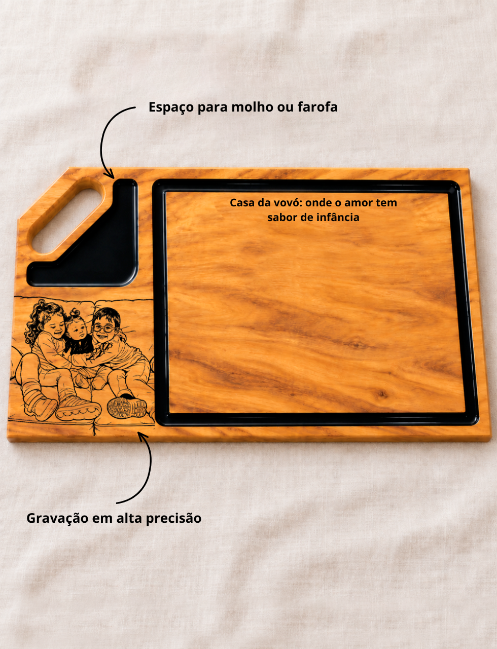 Tábua 70x40 gravada com desenho de três crianças e a frase Casa da vovó: onde o amor tem sabor de infância